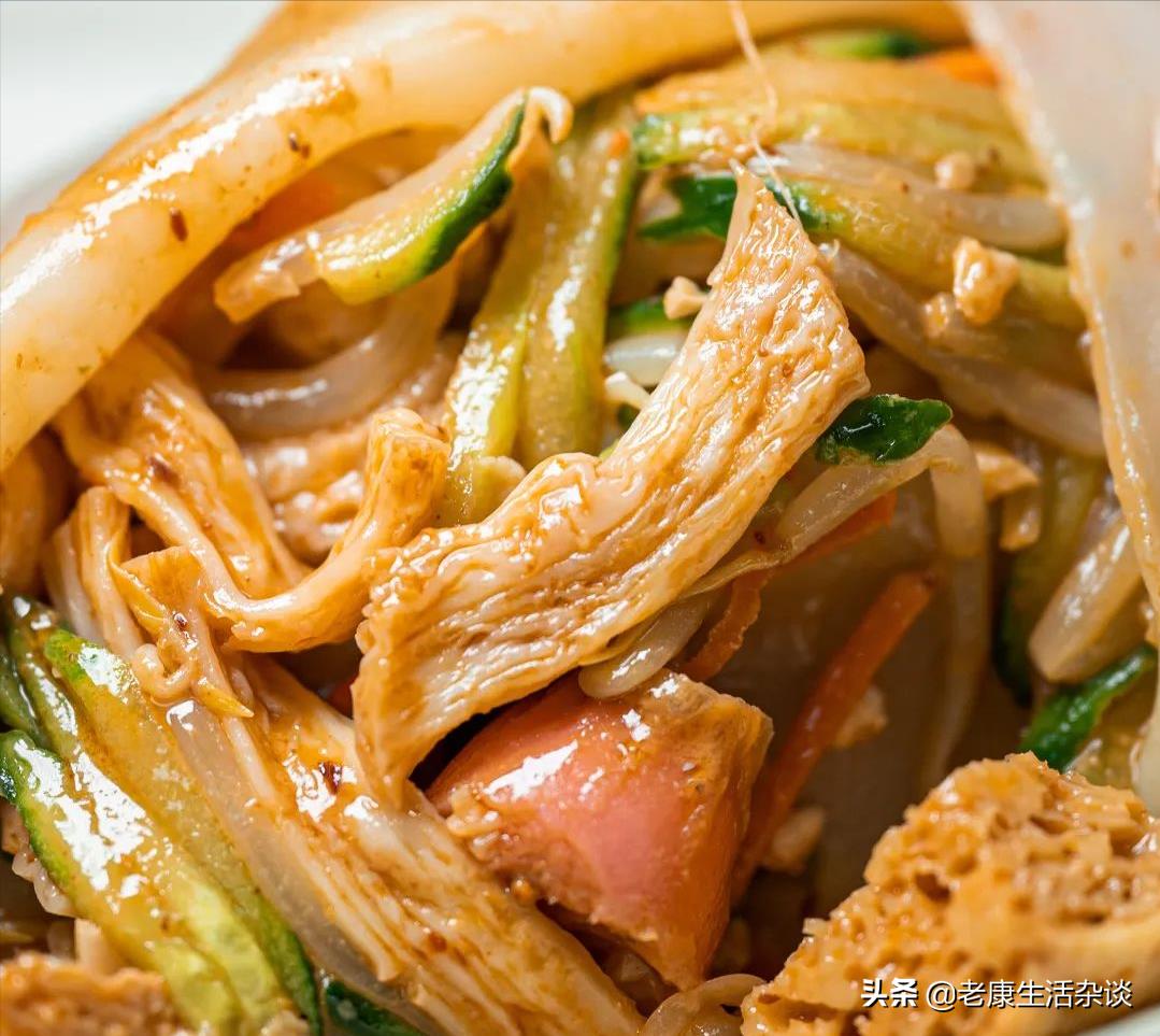 炸雞柳、卷涼皮，兩個小吃的檔口就能在北京火了，得去看看了