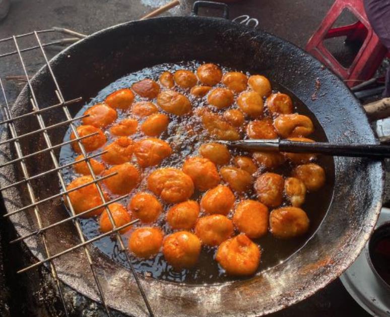 柳州大姐賣1元錢小吃，看一眼就讓人起雞皮疙瘩，卻能日賣2000個