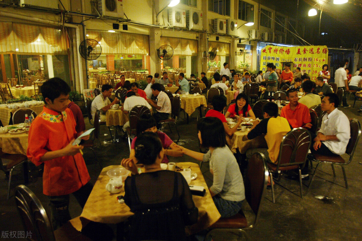 山東男人開燒烤店，利用“美色營銷”，年賺200萬，這賺錢模式牛