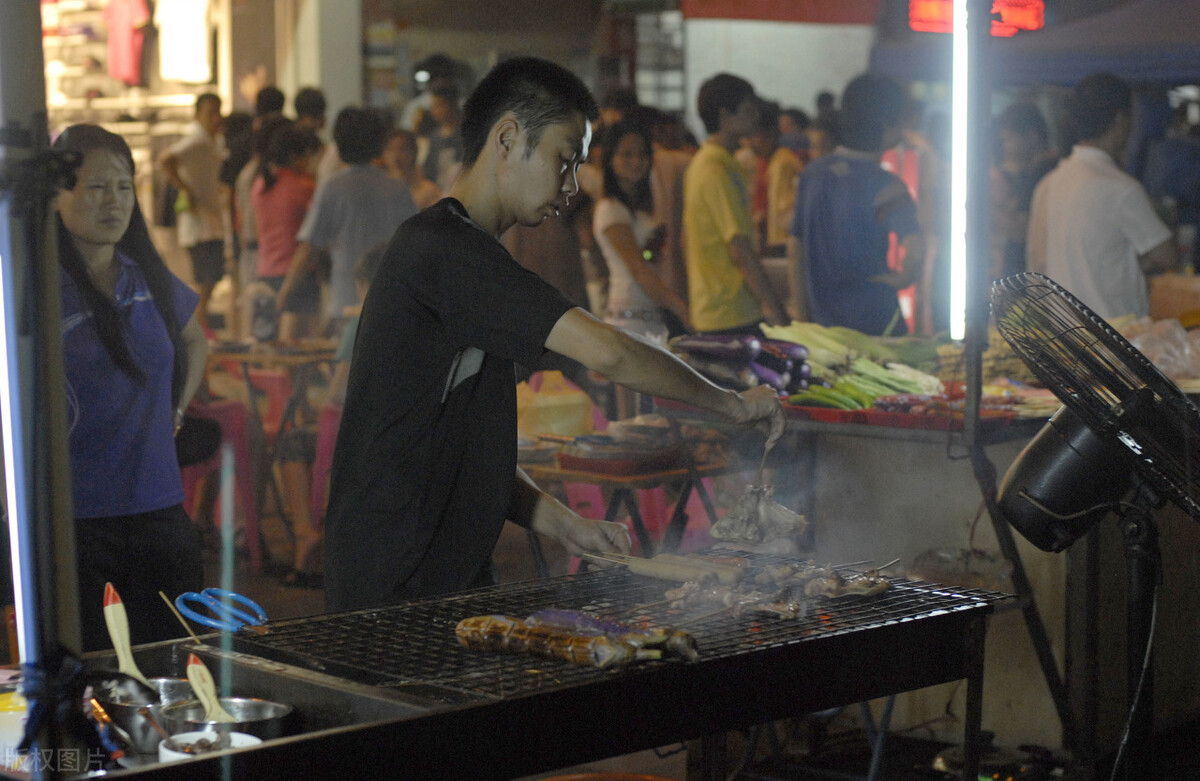 夫妻倆擺攤賣燒烤，“借”超市客流，月盈利做到30萬，太牛了