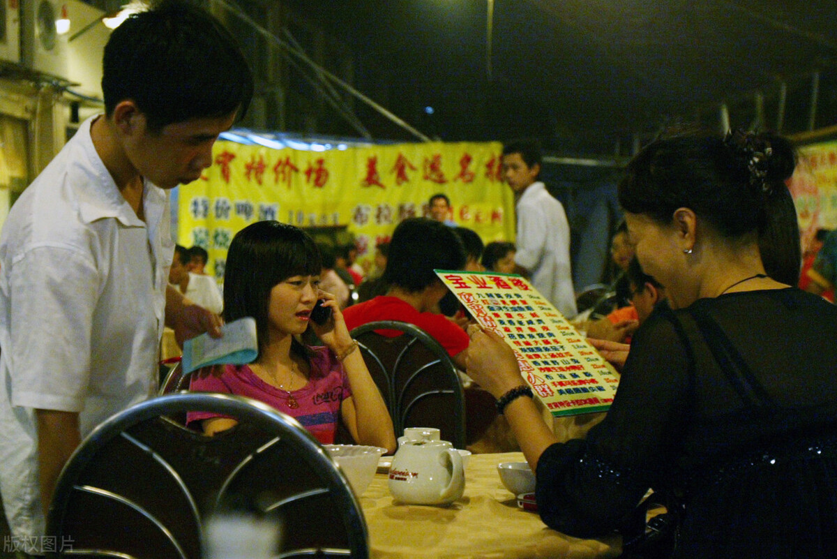 山東男人開燒烤店，利用“美色營銷”，年賺200萬，這賺錢模式牛