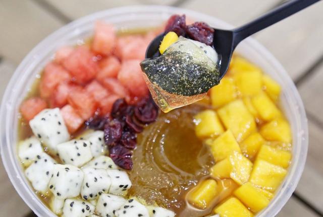 火爆的7種街頭小吃，讓年輕人癡迷追捧，吃貨：擺地攤都難選