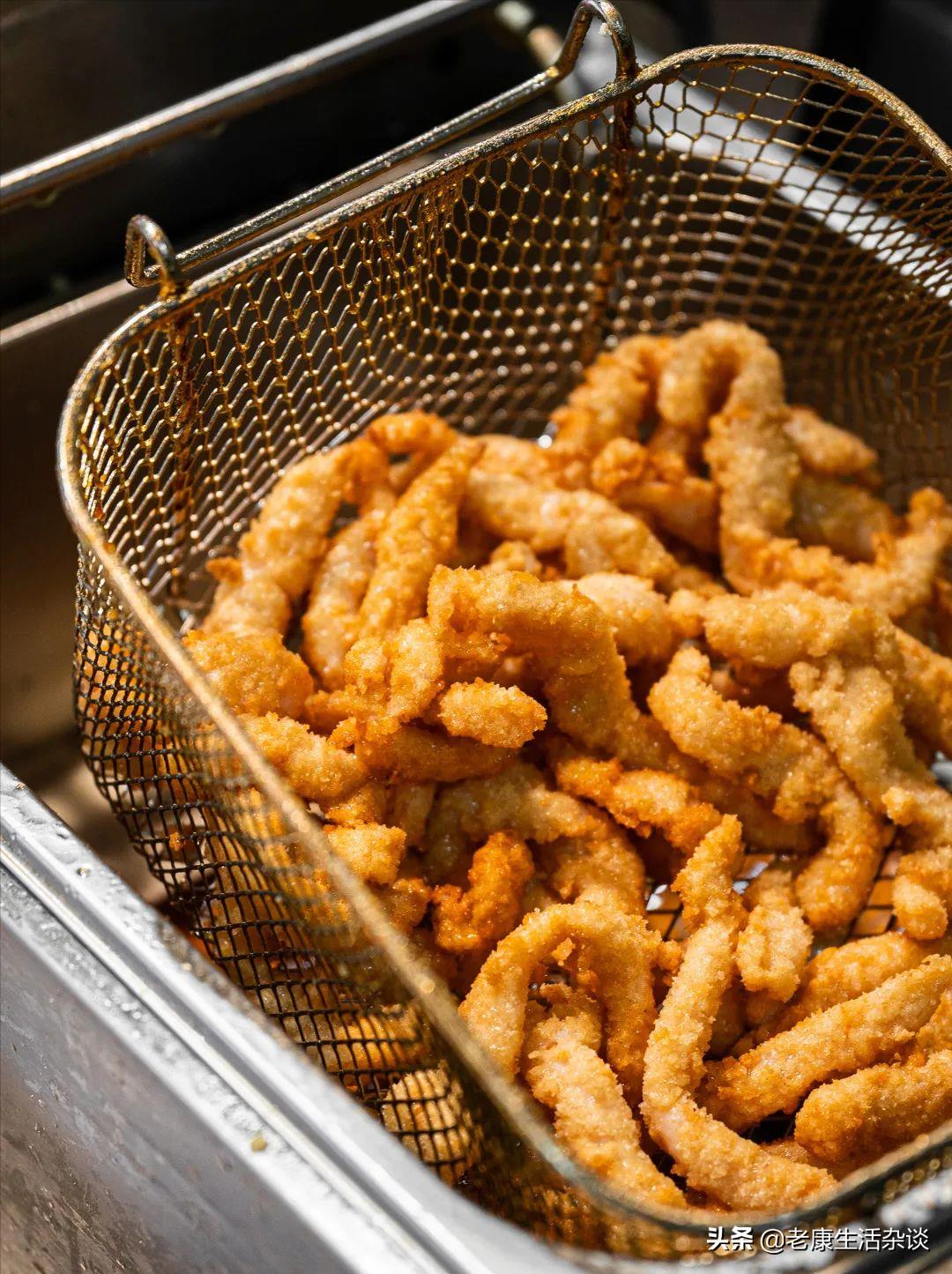 炸雞柳、卷涼皮，兩個小吃的檔口就能在北京火了，得去看看了