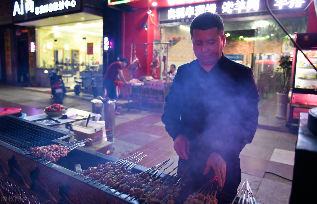 夫妻倆利用“返現模式”賣燒烤，一年盈利110萬，方案值得借鑒