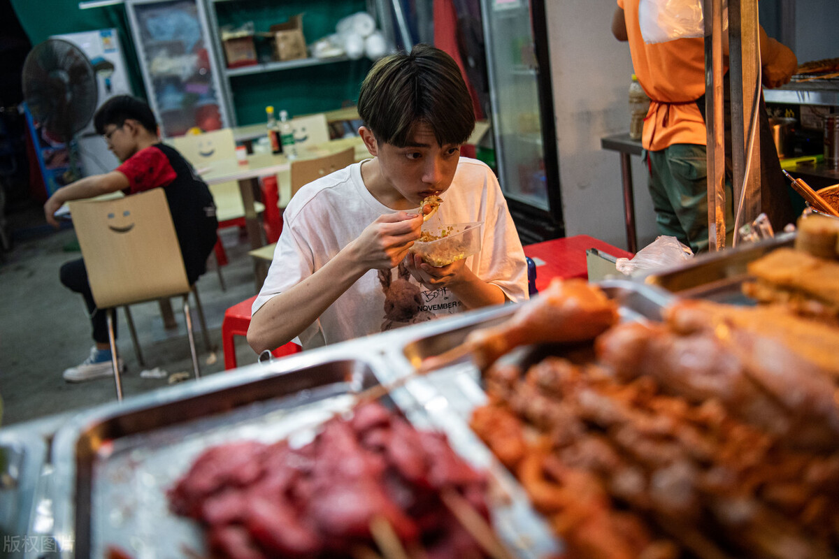 夫妻倆擺攤賣燒烤，“借”超市客流，月盈利做到30萬，太牛了