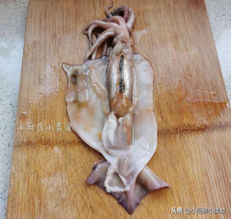 冷凍魷魚怎么處理干凈?冷凍小魷魚處理干凈-1