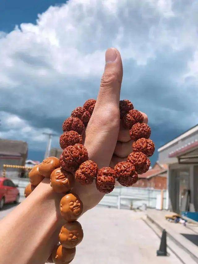 值得盤玩的手串有哪些呢(文玩手串排行榜前十名)-1 值得盤玩的手串有哪些呢(文玩手串排行榜前十名)-1