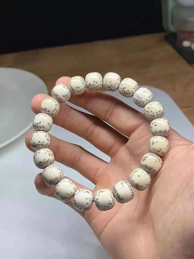 值得盤玩的手串有哪些呢(文玩手串排行榜前十名)-1 值得盤玩的手串有哪些呢(文玩手串排行榜前十名)-1