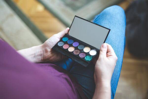 新手買粉餅還是散粉好呢(散粉粉餅區別)-專在家創業網