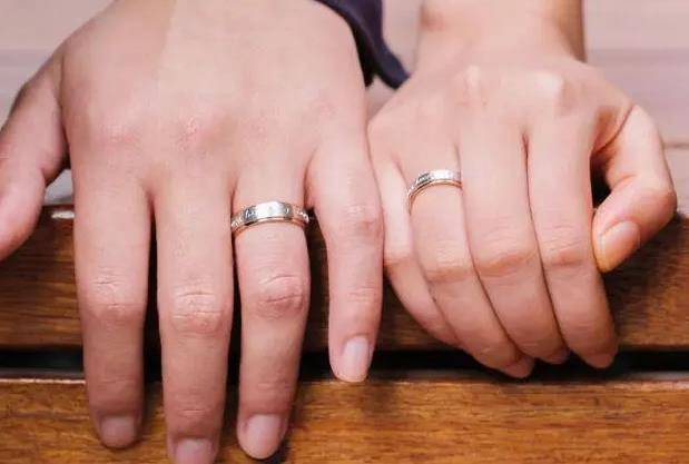 男人左手小拇指戴戒指-專在家創(chuàng)業(yè)網