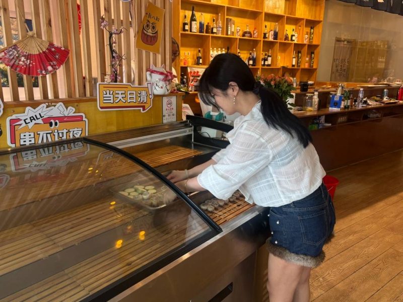 一串肉一把火，“烤”出人生好滋味！00后女孩在青創業，從路邊擺攤到開店-專在家創業網